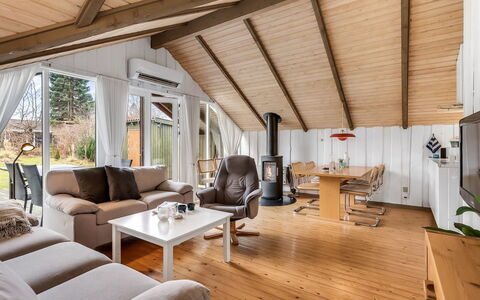 Topias - 350M from the Sea: Træ, Indretning, Loft, Møbel, Gulvbelægning, Trægulve, Hjem, Etage, Stue, Hus