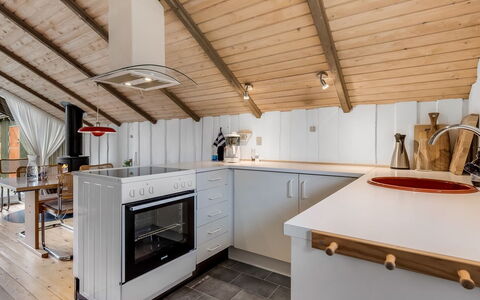 Topias - 350M from the Sea: Køkken, Gulvbelægning, Indretning, Træ, Loft, Møbel, Countertop, Lysarmatur, Etage, Køkken Apparat