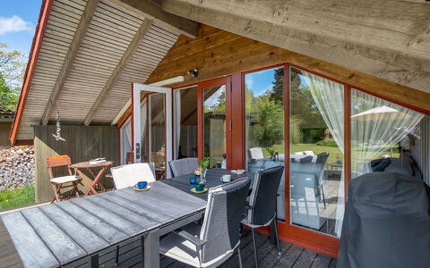 Topias - 350M from the Sea: Møbel, Indretning, Gulvbelægning, Etage, Loft, Værelse, Stol, Bord, Lejlighed, Køkken & Spisebord