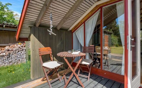 Topias - 350M from the Sea: Møbel, Indretning, Gulvbelægning, Etage, Loft, Værelse, Stol, Bord, Lejlighed, Køkken & Spisebord