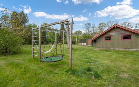 Topias - 350M from the Sea: Møbel, Indretning, Gulvbelægning, Etage, Loft, Værelse, Stol, Bord, Lejlighed, Køkken & Spisebord