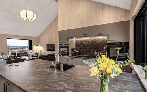 Gustaf - 800M from the Sea: Loft, Køkken, Countertop, Lysarmatur, Naturmateriale, Køkken & Spisebord, Hårdttræ, Vinter, Husholdningsapparat