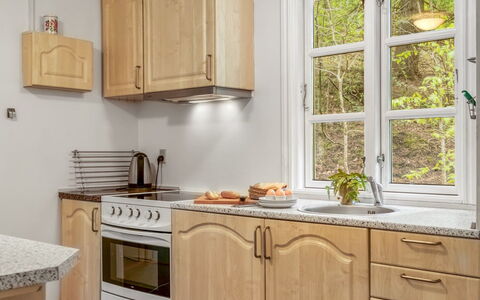 Lilija - 7.9Km to the Fjord: Køkken, Cabinetry, Træ, Countertop, Møbel, Indretning, Gulvbelægning, Køkken Apparat, Håndvask, Skab
