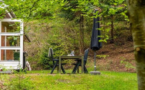 Lilija - 7.9Km to the Fjord: Blad, Træ, Afdeling, Have, Bagagerum, Woodland, Forår, Udendørs Møbler, Kvist, Skygge