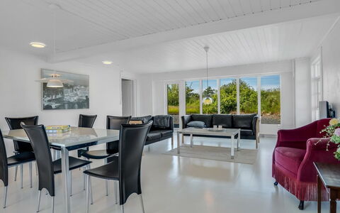 Franki - 9Km from the Sea: Hjem, Tag, Hus, Dør, Sommerhus, Skygge, Have, Bunddække, Veranda, Gård