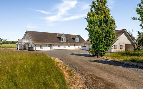 Franki - 9Km from the Sea: Hjem, Tag, Hus, Dør, Sommerhus, Skygge, Have, Bunddække, Veranda, Gård