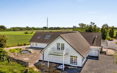 Franki - 9Km from the Sea: Hjem, Tag, Hus, Dør, Sommerhus, Skygge, Have, Bunddække, Veranda, Gård