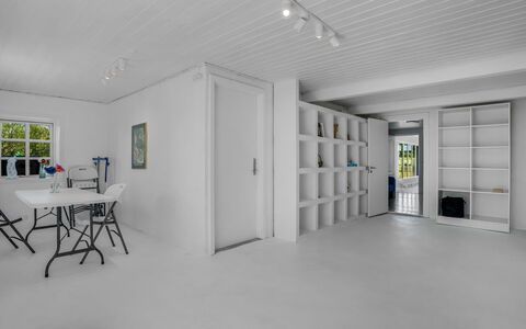 Franki - 9Km from the Sea: Hvid, Font, Nummer