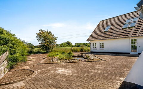 Inger - 9Km from the Sea: Hjem, Tag, Hus, Dør, Sommerhus, Skygge, Have, Bunddække, Veranda, Gård