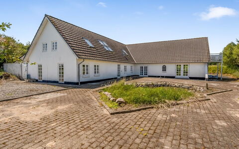 Inger - 9Km from the Sea: Hjem, Tag, Hus, Dør, Sommerhus, Skygge, Have, Bunddække, Veranda, Gård