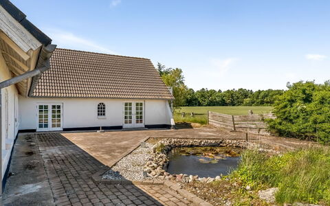 Inger - 9Km from the Sea: Hjem, Tag, Hus, Dør, Sommerhus, Skygge, Have, Bunddække, Veranda, Gård
