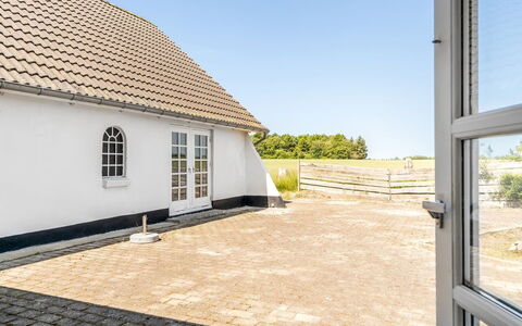 Inger - 9Km from the Sea: Hjem, Tag, Hus, Dør, Sommerhus, Skygge, Have, Bunddække, Veranda, Gård