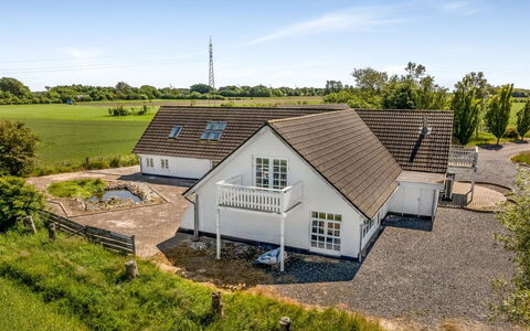 Inger - 9Km from the Sea: Hjem, Tag, Hus, Dør, Sommerhus, Skygge, Have, Bunddække, Veranda, Gård