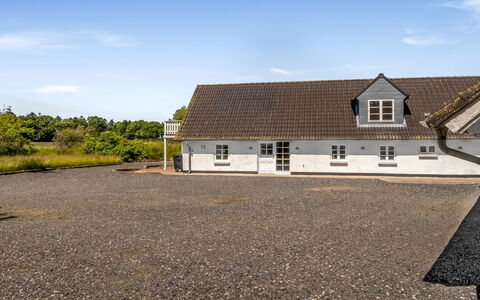 Inger - 9Km from the Sea: Hjem, Tag, Hus, Dør, Sommerhus, Skygge, Have, Bunddække, Veranda, Gård