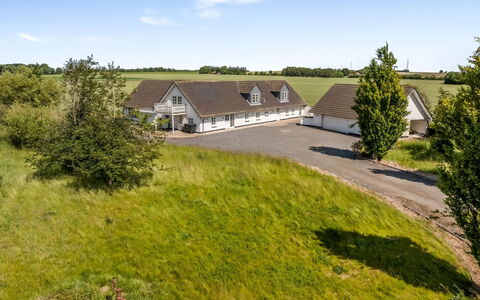 Inger - 9Km from the Sea: Hvid, Font, Nummer