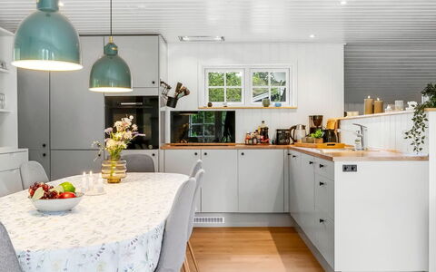 Bengta - from the Sea: Køkken, Køkken Apparat, Countertop, Indretning, Gulvbelægning, Større Bandage, Møbel, Træ, Cabinetry, Loft
