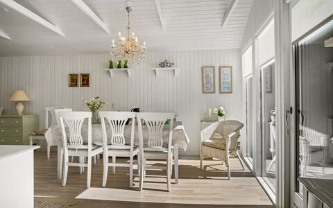 Nanne - from the Sea: Møbel, Indretning, Gulvbelægning, Træ, Etage, Loft, Spisestue, Bord, Stol, Lysarmatur