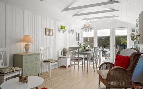 Nanne - from the Sea: Møbel, Indretning, Gulvbelægning, Træ, Loft, Etage, Bord, Lysarmatur, Stol, Værelse