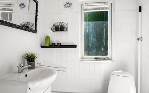 Nanne - from the Sea: Væg, Sanitærarmatur, Indretning, Badeværelse, Gulvbelægning, Etage, Håndvask, Toilet, Vvs, Tap