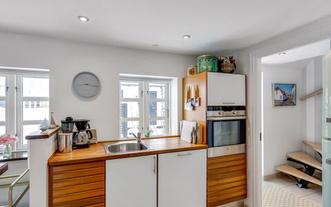 Domi - 200M from the Sea: Hvid, Font, Nummer