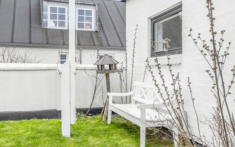 Domi - 200M from the Sea: Hvid, Font, Nummer