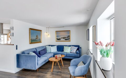 Domi - 200M from the Sea: Møbel, Indretning, Couch, Gulvbelægning, Væg, Etage, Stue, Træ, Loft, Værelse