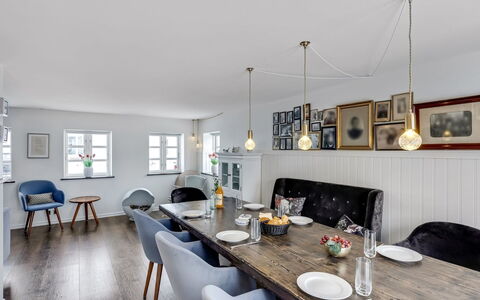 Domi - 200M from the Sea: Møbel, Indretning, Væg, Gulvbelægning, Loft, Træ, Lysarmatur, Bord, Spisestue, Etage