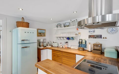 Domi - 200M from the Sea: Køkken Apparat, Køkken, Countertop, Større Bandage, Møbel, Indretning, Cabinetry, Husholdningsapparat, Gulvbelægning, Træ