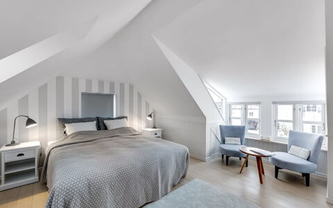 Domi - 200M from the Sea: Soveværelse, Indretning, Seng, Loft, Sengetøj, Gulvbelægning, Etage, Sengetøj, Sengetøj, Hjem
