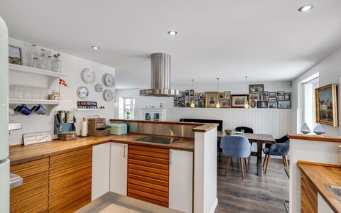 Domi - 200M from the Sea: Møbel, Indretning, Gulvbelægning, Køkken, Countertop, Cabinetry, Træ, Etage, Loft, Køkken Apparat