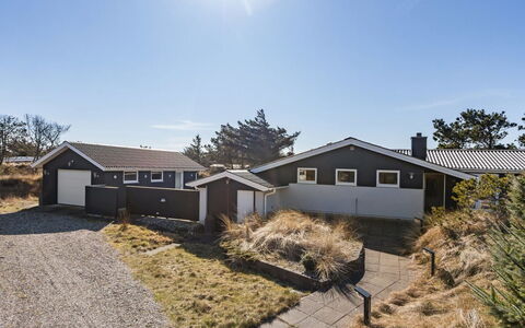 Svante - 300M from the Sea: Tag, Hus, Hjem, Sommerhus, Dør, Sidespor, Estate, Lawn, Gård, Veranda