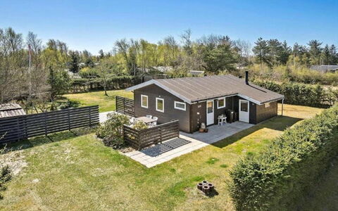 Steinunn - 2.9Km from the Sea: Bygning, Hus, Vindue, Hjem, Tag, Boligområde, Busk, Sommerhus, Land Lot