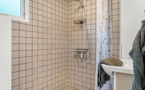 Steinunn - 2.9Km from the Sea: Bygning, Hus, Vindue, Hjem, Tag, Boligområde, Busk, Sommerhus, Land Lot