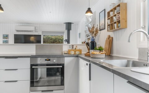 Steinunn - 2.9Km from the Sea: Bygning, Hus, Vindue, Hjem, Tag, Boligområde, Busk, Sommerhus, Land Lot