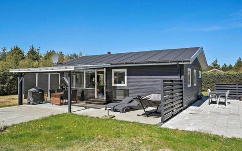 Steinunn - 2.9Km from the Sea: Bygning, Hus, Vindue, Hjem, Tag, Boligområde, Busk, Sommerhus, Land Lot