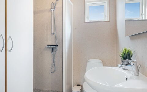 Odlef - 110M to the Fjord: Sanitærarmatur, Badeværelse, Væg, Gulvbelægning, Etage, Indretning, Håndvask, Toilet, Tap, Badeværelsesvask