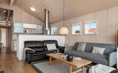 Nomi - 100M from the Sea: Træ, Møbel, Gulvbelægning, Indretning, Loft, Etage, Couch, Værelse, Stue, Hjem