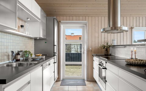Nomi - 100M from the Sea: Køkken, Køkken Apparat, Countertop, Cabinetry, Større Bandage, Indretning, Gulvbelægning, Husholdningsapparat, Køkkenvask, Træ