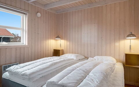 Nomi - 100M from the Sea: Soveværelse, Væg, Træ, Seng, Sengetøj, Sengetøj, Loft, Etage, Gulvbelægning, Bed Frame