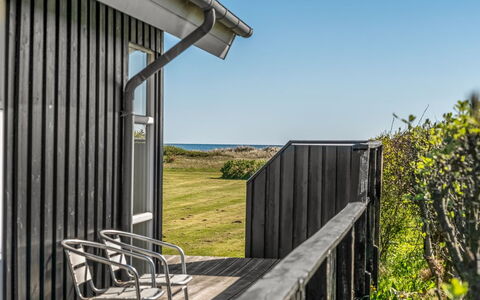 Nomi - 100M from the Sea: Arkitektur, Land Lot, Kompositmateriale, Veranda, Sidespor, Dæk, Planke, Skygge, Hårdttræ, Gård