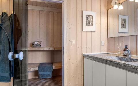 Nomi - 100M from the Sea: Hvid, Font, Nummer