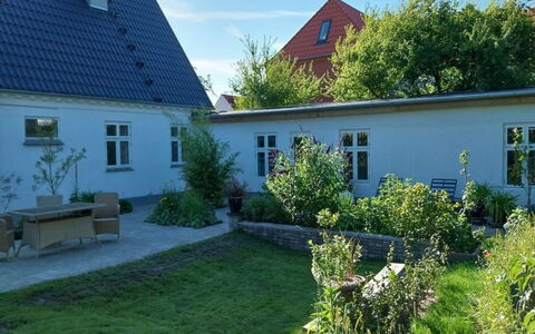 Emma - 700M from the Sea: Hvid, Font, Nummer