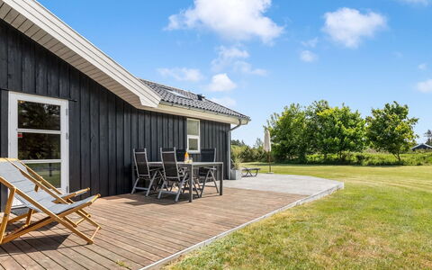 Oddvar - 400M from the Sea: Hjem, Tag, Hus, Dør, Sommerhus, Skygge, Have, Bunddække, Veranda, Gård