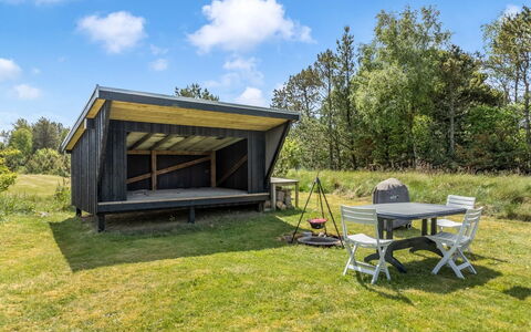 Oddvar - 400M from the Sea: Hjem, Tag, Hus, Dør, Sommerhus, Skygge, Have, Bunddække, Veranda, Gård