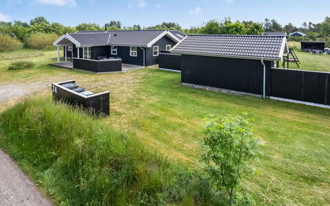 Oddvar - 400M from the Sea: Hjem, Tag, Hus, Dør, Sommerhus, Skygge, Have, Bunddække, Veranda, Gård