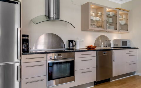 Verner - 990M from the Sea: Køkken Apparat, Møbel, Køkken, Cabinetry, Gulvbelægning, Større Bandage, Countertop, Indretning, Husholdningsapparat, Træ