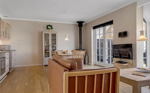 Verner - 990M from the Sea: Møbel, Indretning, Gulvbelægning, Etage, Træ, Loft, Værelse, Couch, Belysning, Stue