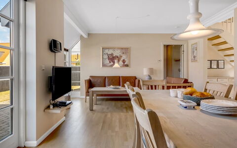 Verner - 990M from the Sea: Gulvbelægning, Møbel, Indretning, Etage, Træ, Loft, Trægulve, Couch, Værelse, Stue