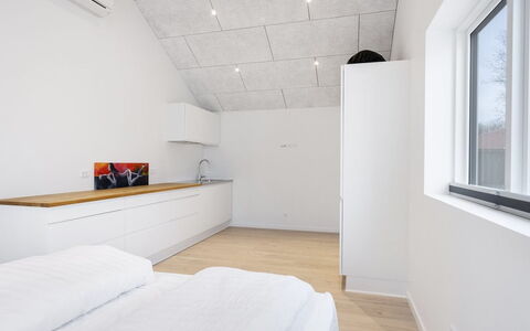 Meike - 700M from the Sea: Hvid, Font, Nummer