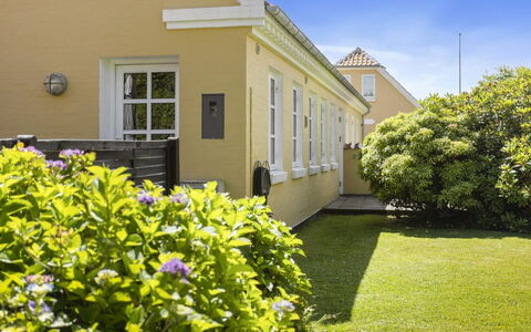Faik - 1.4Km from the Sea: Hjem, Tag, Hus, Dør, Sommerhus, Skygge, Have, Bunddække, Veranda, Gård